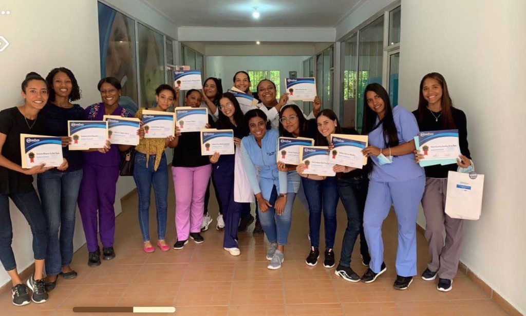 Participantes BIOMEND en bata blanca con sus diplomas
